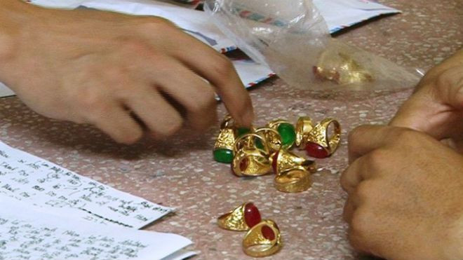 Băng lừa đảo dùng nhẫn vàng giả và Iphone nhái nhắm vào nữ nhân viên văn phòng Ảnh 2