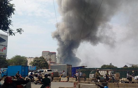 Cảnh sát bơm nước đen từ sông Tô Lịch, dập đám cháy lớn ở Hà Nội Ảnh 2