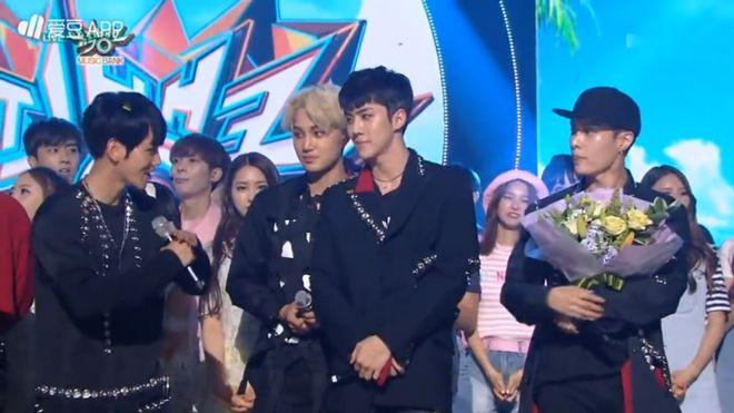 Gấp đôi điểm Twice, EXO có màn nhận cúp cực lạ Ảnh 2