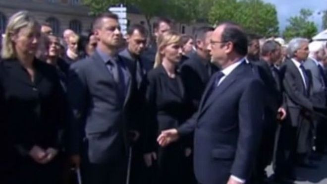 Cảnh sát Pháp lạnh lùng từ chối bắt tay cả Tổng thống lẫn Thủ tướng Ảnh 2