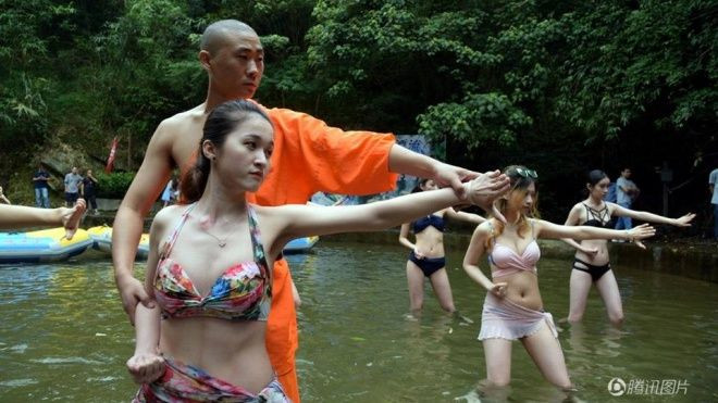 Lạ lùng hòa thượng 'tỉ thí' võ thuật cùng các hot girl bikini Ảnh 2