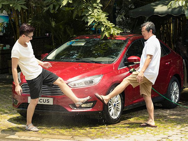 Ngày của bố được nhiều quốc gia trên thế giới tổ chức vào ngày chủ nhật thứ 3 của tháng 6 hàng năm. Đây là dịp để hàng triệu người con trên khắp thế giới tỏ lòng biết ơn, thương yêu và kính trọng tới những người cha, người ông của mình. Tuy nhiên, với bố của Công Tố, hành trình con nên người, được làm những điều mình thích và hạnh phúc với những gì mình lựa chọn chính là món quà lớn nhất.