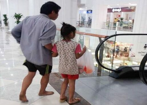Bố đi chân đất, nắm tay con gái mua mì tôm trong Trung tâm thương mại Ảnh 2