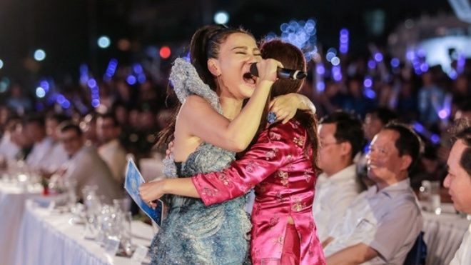 Thu Minh lạc giọng khiến khán giả xúc động ở concert biển lớn nhất năm Ảnh 2