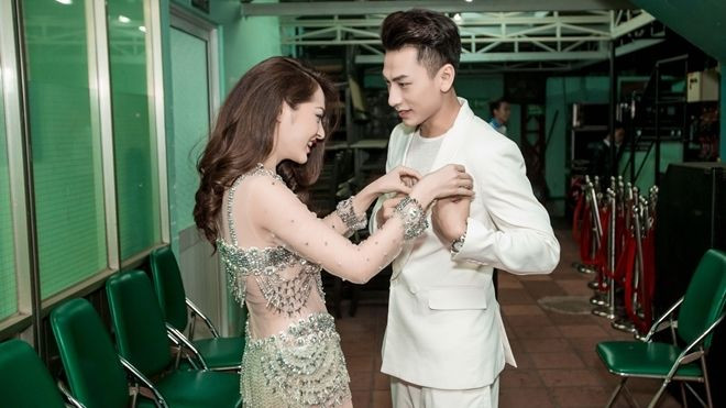 Bảo Anh diện đồ xuyên thấu, tình tứ chỉnh trang phục cho Isaac (365) Ảnh 2