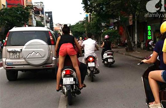 Clip cô gái trẻ 'làm xiếc' trên phố, vừa đứng sau xe Wave vừa hôn hít bạn trai Ảnh 2