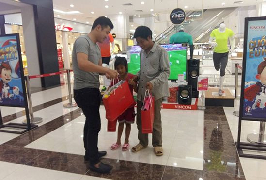 Niềm vui bất ngờ đến với người cha đi chân đất, nắm tay con gái mua mì tôm trong TTTM Ảnh 2