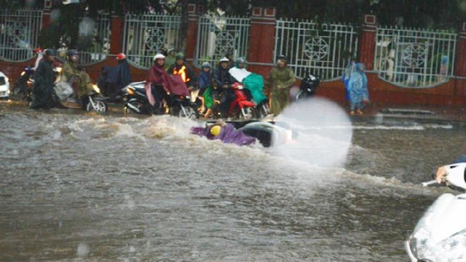 Mưa lớn 30 phút, nước cuốn trôi hàng chục xe máy trên phố Ảnh 2