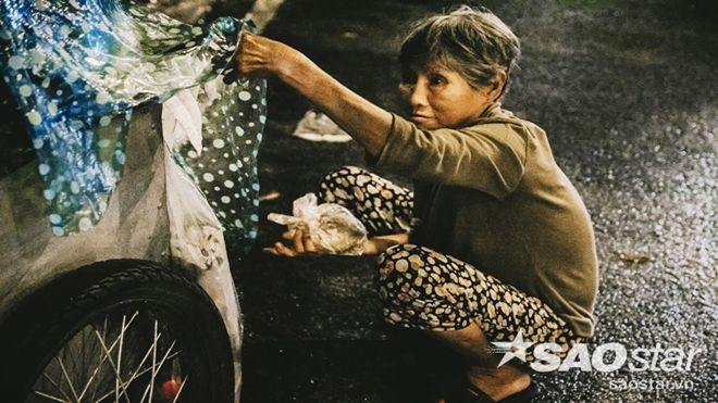 Tự sự của cụ bà vô gia cư ở Sài Gòn: 'Trời mưa khổ lắm con ơi!' Ảnh 2
