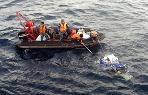 Thợ lặn, robot trục vớt vật nghi hộp đen CASA-212 Ảnh 2