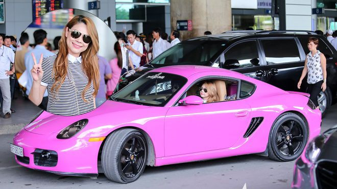 Thanh Thảo lái siêu xe Porche hồng hút hết sự chú ý giữa sân bay Ảnh 2