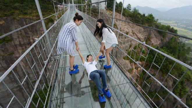 Phượt thủ chính hiệu cũng phải 'nhũn' người sợ hãi cây cầu kính này Ảnh 2