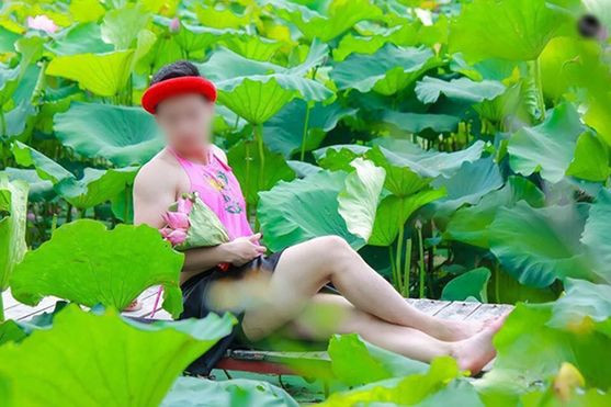 Chàng trai mặc yếm hồng chụp với hoa sen: 'Phụ nữ làm được thì chúng tôi cũng làm được' Ảnh 2