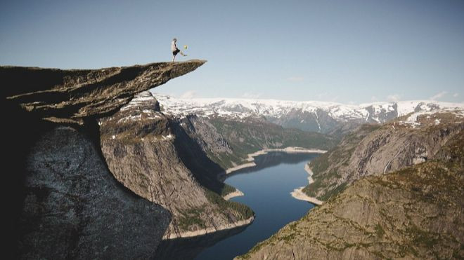 Du khách tâng bóng trên Lưỡi Quỷ cao 700m Ảnh 2