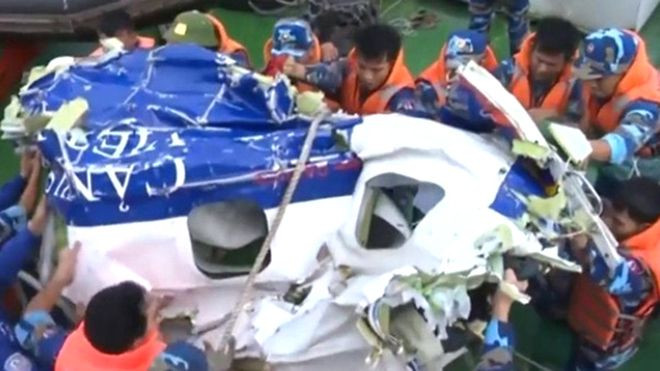 Lực lượng tìm kiếm CASA-212 phát hiện 1 thi thể trên biển Ảnh 2