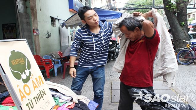 Còn gì ấm lòng hơn khi giữa cơn mưa lạnh có người chìa chiếc áo ấm miễn phí cho bạn? Ảnh 2