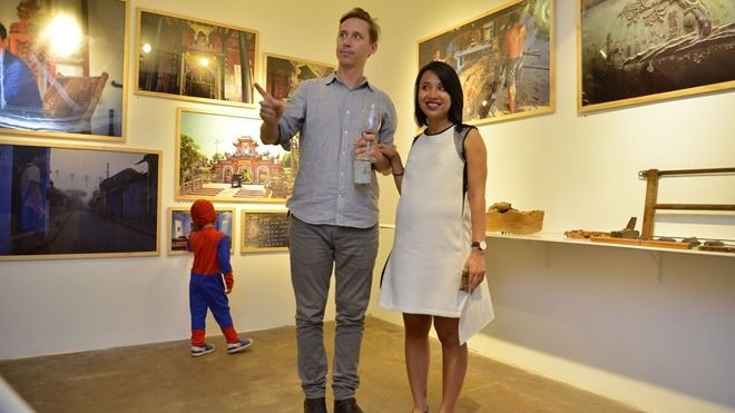 MC Thùy Minh lộ bụng bầu lớn, xuất hiện tình tứ cùng bạn trai Tây Ảnh 2