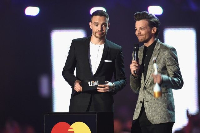 Louis và Liam thay mặt One Direction lên nhận giải tại lễ trai giải Brit.