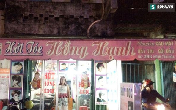 Hai thanh niên uy hiếp nữ chủ tiệm cắt tóc trong nhà vệ sinh Ảnh 2