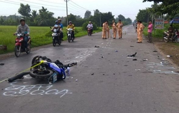 3 thanh niên không qua khỏi sau cú tông mạnh vào xe tang lễ Ảnh 2