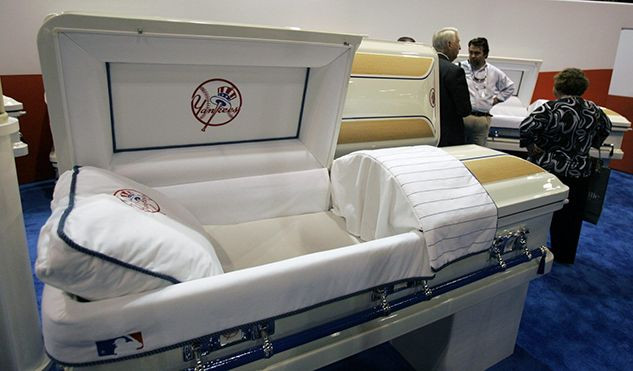 Quan tài tự 'tiêu hóa' thi thể giúp bảo vệ môi trường nhưng giá quá 'chát' Ảnh 2