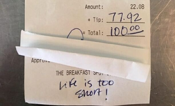 Dòng chữ viết vội trên hóa đơn khiến bạn 'mất ngủ' vì lòng tử tế Ảnh 2