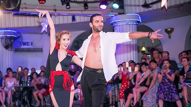 Tạm bỏ mặc Phan Hiển, Khánh Thi sexy hết cỡ bên vũ công số 1 thế giới Ảnh 2