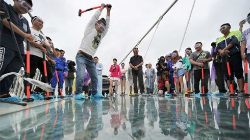 Trước khi mở cửa, du khách được mời đập cầu kính cao nhất thế giới bằng búa tạ thử độ bền Ảnh 2
