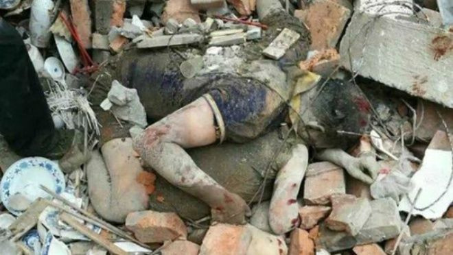 Xúc động mạnh với hình ảnh chồng ôm vợ chết vùi trong đống đổ nát Ảnh 2