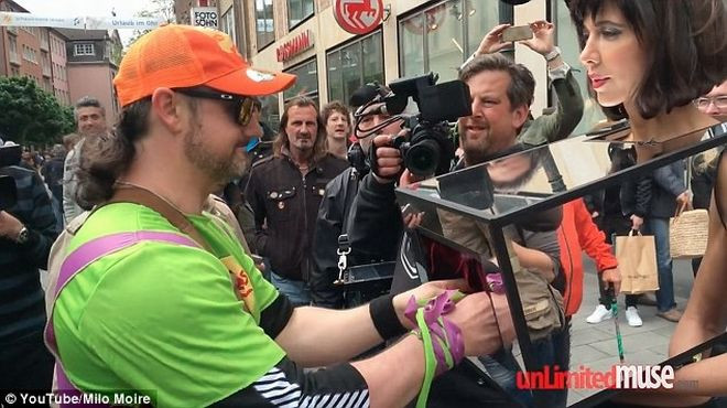 Nữ nghệ sĩ khoả thân mời người đi đường sờ mó bộ phận nhạy cảm Ảnh 2