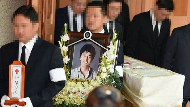 Người thân ngã quỵ trong đám tang của tài tử 'Tối nay ăn gì' Ảnh 2