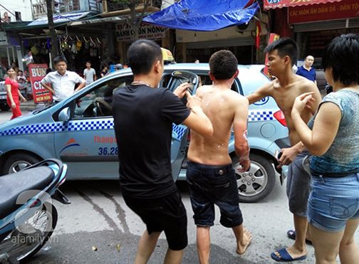 Hà Nội: Nổ lớn ở quán cơm, chủ quán bị thương, thực khách chạy toán loạn Ảnh 2