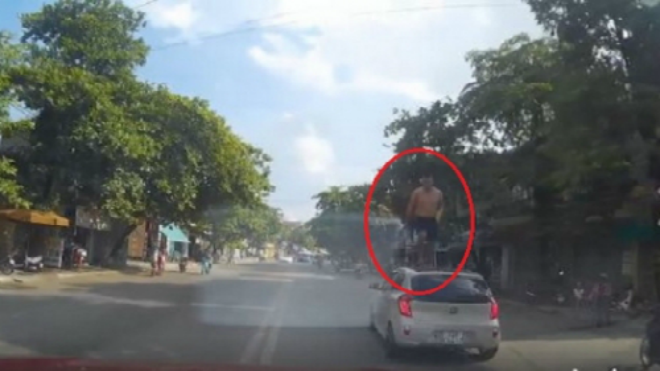 Thanh niên 'ngáo đá' lao ra đường nhảy lên nóc ôtô đang chạy Ảnh 2