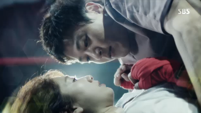 'Doctors' tập 4: Vừa hội ngộ, thầy trò Ji Hong - Hye Jung đã suýt… hôn nhau trên sàn tập Ảnh 2