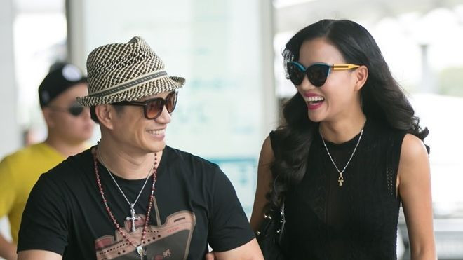 Vợ chồng Dustin Nguyễn - Bebe Phạm tình tứ, e ấp tại sân bay Ảnh 2