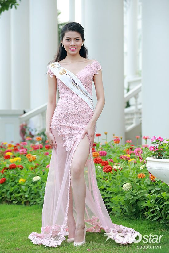 Hình ảnh cho thấy các trang phục này phong phú, đa dạng và lộng lẫy, rực rỡ như tuổi xuân của các thí sinh.