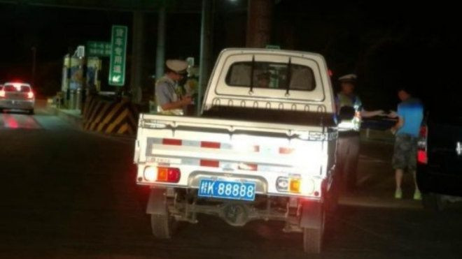 Nghịch lý: Mua xe 100 triệu, mua biển 3,3 tỷ Ảnh 2