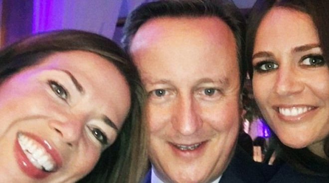 Bỏ mặc chính trường sau từ chức, Thủ tướng Anh David Cameron vui vẻ dự tiệc cùng vợ Ảnh 2