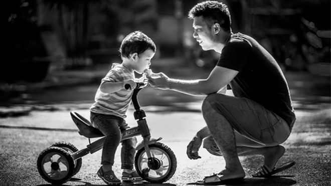 Những hình ảnh ông bố chăm sóc con gây xúc động mạnh Ảnh 2