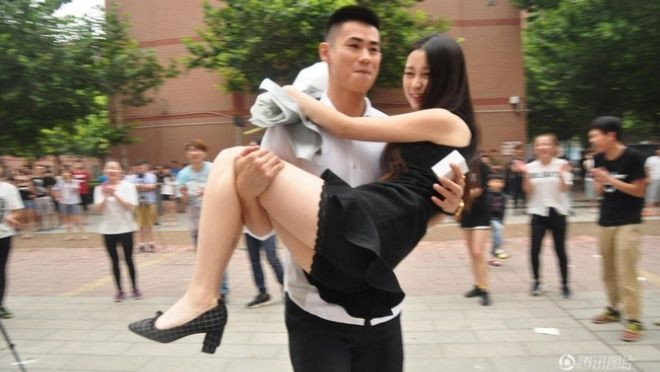 Nữ sinh được 'soái ca sơ mi trắng' đi siêu xe đến cổng trường bế bổng, ngỏ lời yêu Ảnh 2