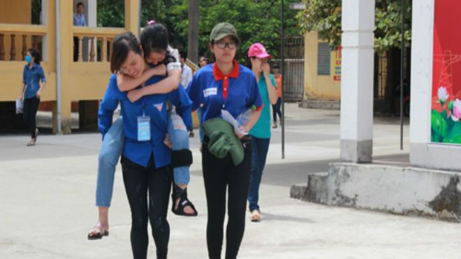 Nữ sinh bị gãy chân vẫn nén đau hoàn thành bài thi Ảnh 2