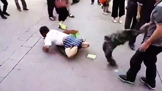 'Bóc phốt' gã đàn ông giả dạng người tàn tật lướt ván đi ăn mày giữa phố Ảnh 2