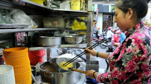 Quán mì vịt tiềm 3 thế hệ cực kỳ đông khách ở Sài Gòn Ảnh 2