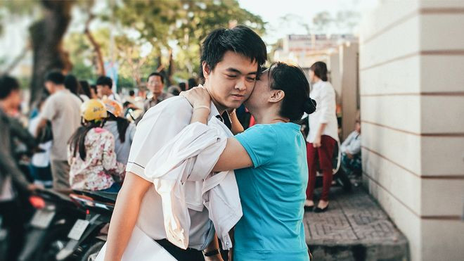 Tình thương yêu đọng lại trong hình ảnh cha mẹ ngóng con cổng trường thi Ảnh 2