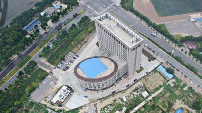 Trường Đại học có thiết kế giống một chiếc bệ xí khổng lồ Ảnh 2