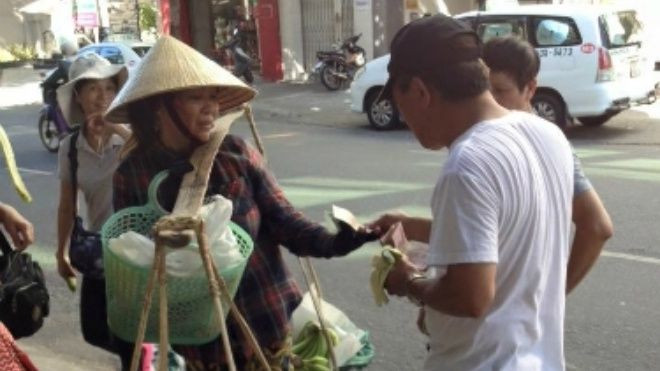 Du khách Trung Quốc cư xử thô lỗ với cô bán chuối ở Đà Nẵng Ảnh 2