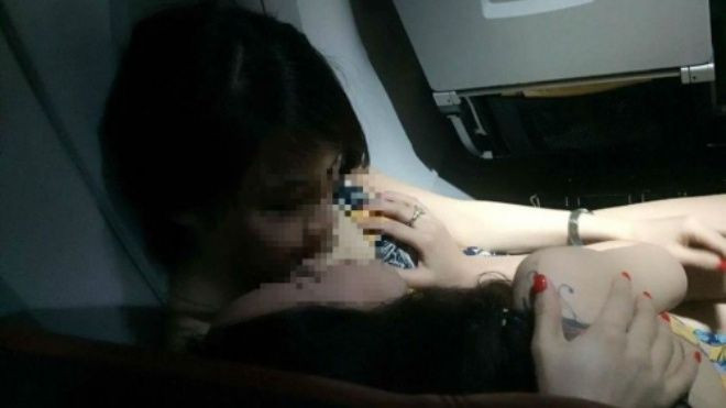 Nhức mắt hình ảnh hai cô gái xinh đẹp ôm hôn nhau trên máy bay giá rẻ Ảnh 2