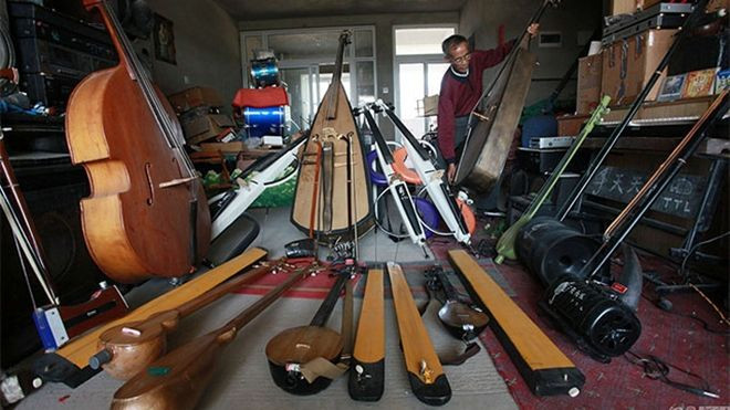 Cụ ông 65 tuổi sáng chế 1.200 nhạc cụ độc lạ từ rác thải Ảnh 2