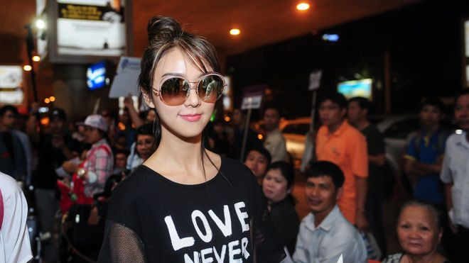 Vừa đến Việt Nam, mỹ nhân đa tài bậc nhất Hong Kong đã gặp sự cố visa ở sân bay Ảnh 2