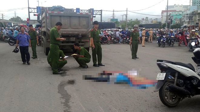 Mẹ ôm 2 con ngất xỉu bên thi thể chồng bị xe tải cán ở Sài Gòn Ảnh 2